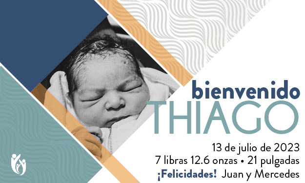 Black-and-white photo of a newborn baby swaddled in a blanket. The text reads “bienvenido Thiago,” birth details, and “¡Felicidades! Juan y Mercedes” on a blue and gold geometric background, warmly welcoming little Thiago to the world.