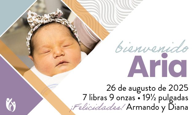 Newborn baby girl Aria, wearing a headband with a bow, eyes closed, next to text with her name, birth date (8-26-25), weight, length, and a congratulatory message in Spanish.